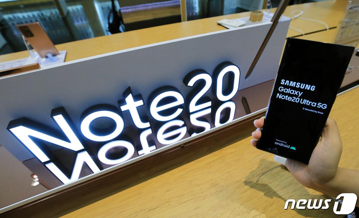 본문 이미지 - 6일 서울 서초구 삼성전자 딜라이트에서 방문객들이 삼성 전략 스마트폰 갤럭시노트20을 체험하고 있다. 2020.8.6/뉴스1 ⓒ News1 구윤성 기자