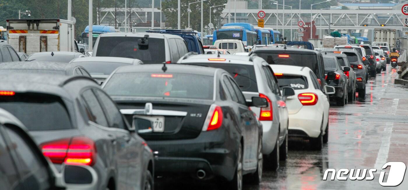 집중호우로 출근길 서울 주요 도로 곳곳이 통제된 6일 오전 서울 한강대교가 정체를 빚고 있다. 2020.8.6/뉴스1 ⓒ News1 안은나 기자