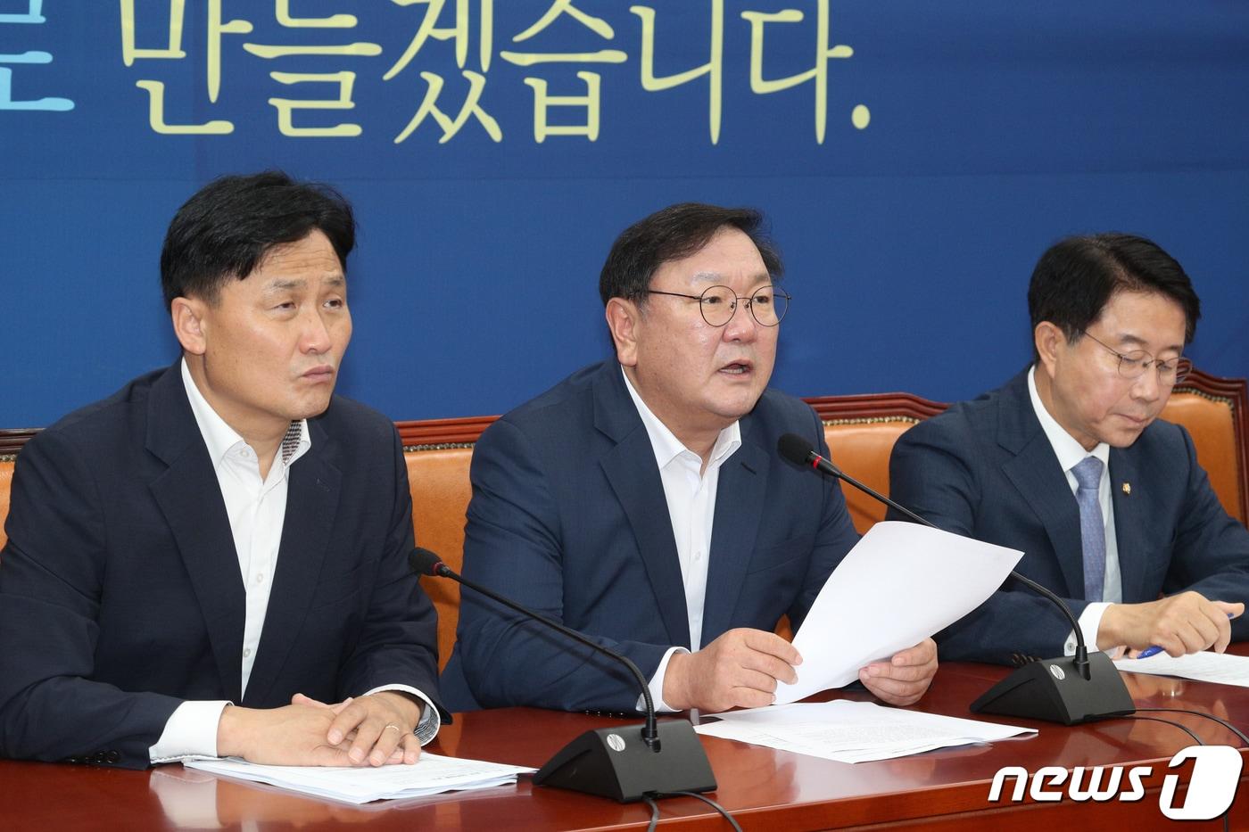 본문 이미지 - 6일 오전 서울 여의도 국회에서 열린 더불어민주당 정책조정회의에 참석한 지도부. (왼쪽부터) 김영진 원내수석부대표, 김태년 원내대표, 조정식 정책위의장. 2020.8.6/뉴스1 ⓒ News1 성동훈 기자