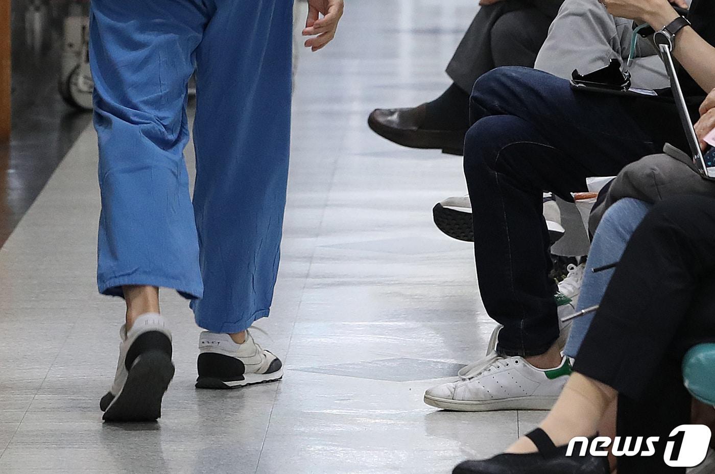 본문 이미지 - 의과대학 정원 확대 방안에 반대하는 전공의 집단 휴진을 하루 앞둔 6일 서울 종로구 서울대병원에서 의료진이 환자들 사이를 지나가고 있다. 정부는 최근 2022학년도부터 의대 입학 정원을 늘려 10년간 4천명의 의사를 추가 양성하는 방안을 발표했으며 이에 의료계가 반발하면서 오는 7일 전공의 파업, 14일 개원의 위주의 대한의사협회(의협) 총파업을 예고했다. 2020.8.6/뉴스1 ⓒ News1 이성철 기자