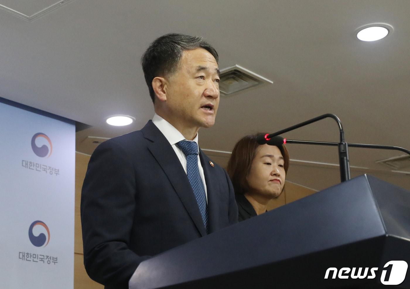 본문 이미지 - 박능후 보건복지부장관이 6일 서울 종로구 정부서울청사 브리핑룸에서 '의료계 집단 휴진 추진' 관련 담화문을 발표하고 있다. 이날 박 장관은 의과대학 정원 확대 방안에 반대한 의료계가 오는 7일 집단 휴진(파업)을 예고한 데 대해 "신종 코로나바이러스 감염증(코로나19)이라는 엄중한 상황에서 집단행동을 논의하는 것은 국민의 안전에 위해가 생길 수 있다＂며 ＂정부는 크게 우려하고 있으며, 대화와 협의를 통해 문제를 해결해나갈 것을 요청한다＂고 당부했다. 2020.8.6/뉴스1 ⓒ News1 송원영 기자