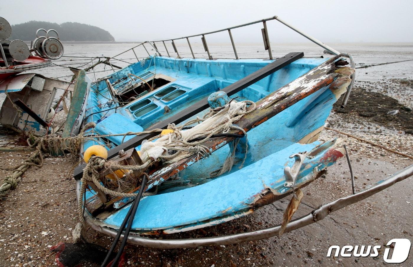 본문 이미지 - 22일 대전·충남은 서부권에 강풍특보가 발효된 가운데 밤까지 시속 70㎞의 강한 바람이 불 것으로 예보됐다. 태안군 가경주항에 정박된 배가 강풍으로 인해 파손되어 있다.  ⓒ 뉴스1