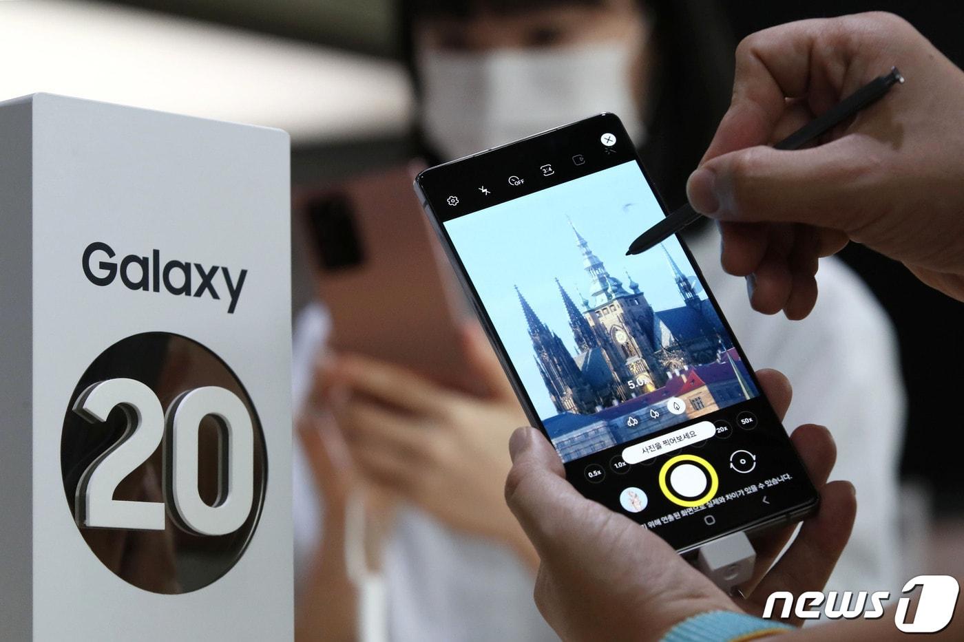 6일 서울 광화문 KT스퀘어를 찾은 고객들이 삼성전자의 '갤럭시 노트20'을 살펴보고 있다. .2020.8.6/뉴스1 ⓒ News1 이광호 기자