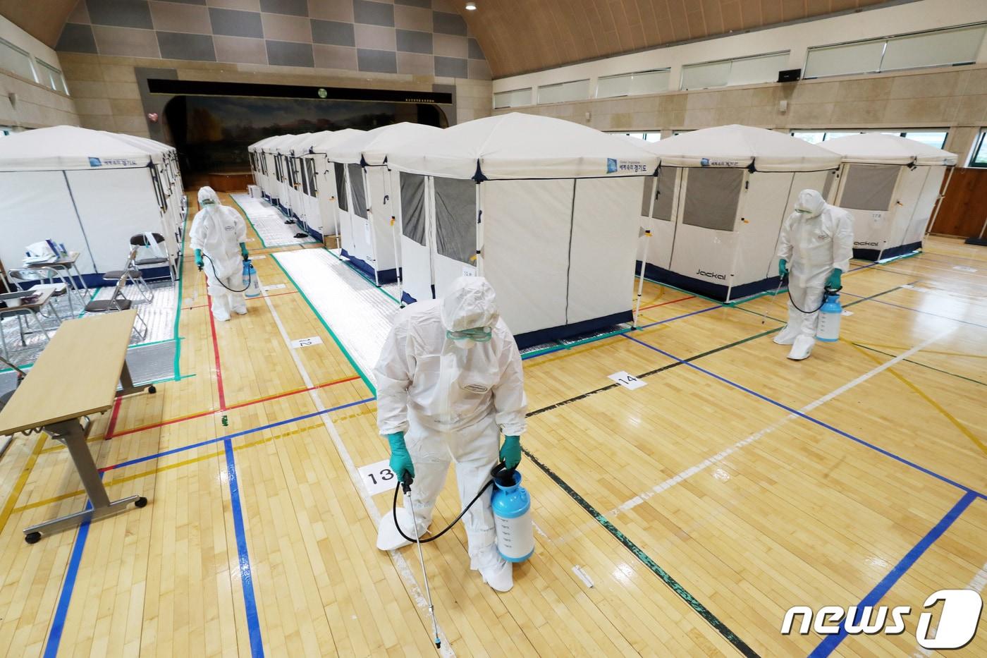 본문 이미지 - 중부지방에 폭우가 이어진 6일 오후 경기도 안성시 죽산초등학교에 마련된 이재민 대피소에서 안성시 보건소 관계자들이 신종 코로나바이러스 감염증(코로나19) 예방을 위해 소독 작업을 하고 있다. 2020.8.6/뉴스1 ⓒ News1 조태형 기자