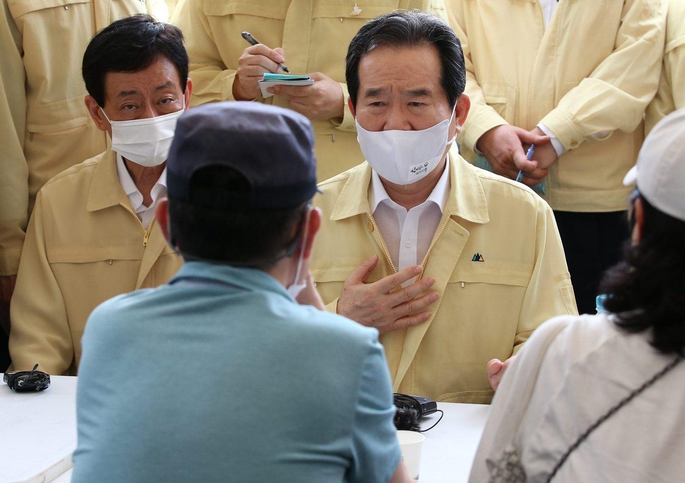 본문 이미지 - 정세균 국무총리는 6일 춘천 의암댐 선박 사고 현장을 방문해 실종자 가족을 위로했다(정세균 국무총리 페이스북). ⓒ 뉴스1