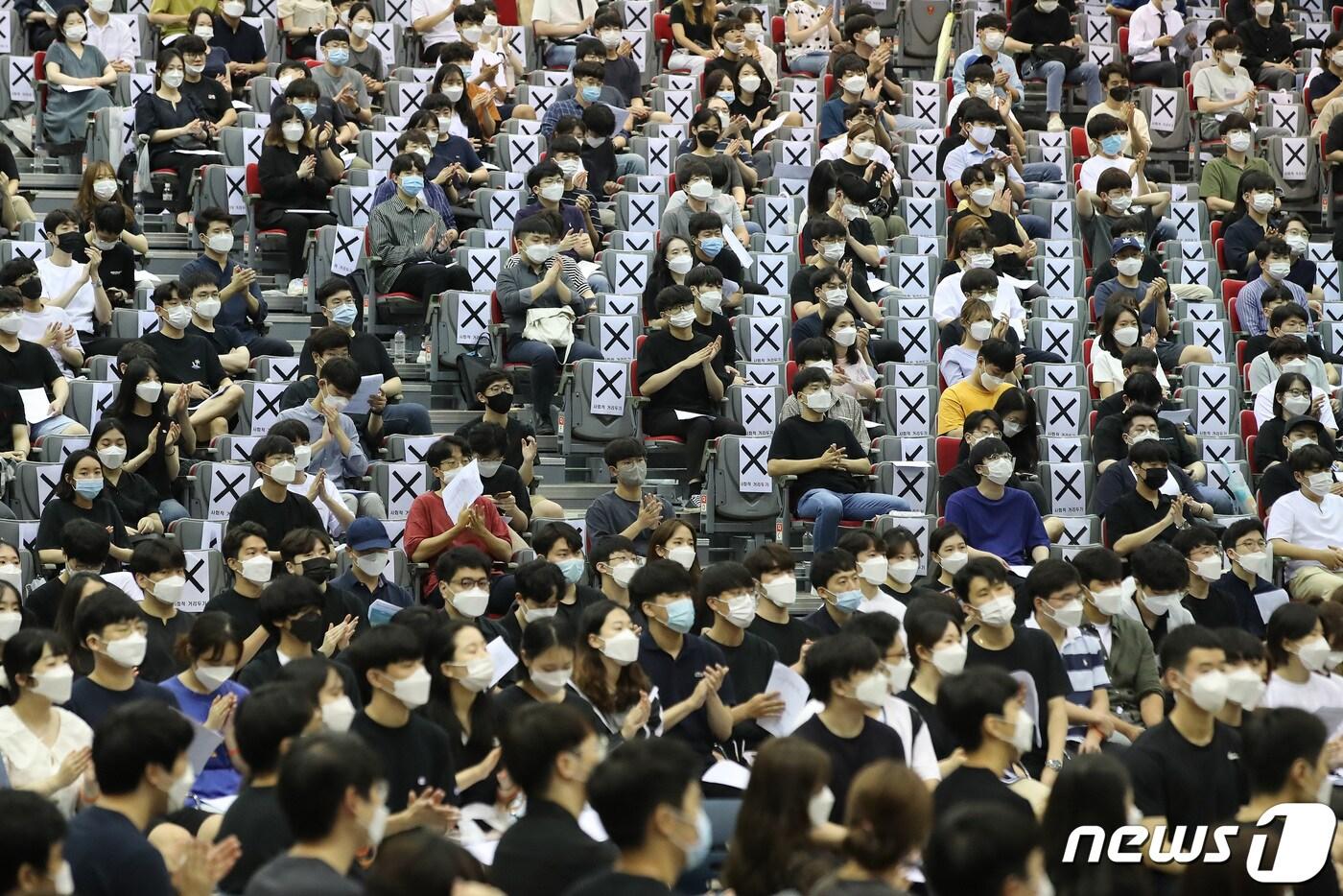 본문 이미지 - 의과대학 정원 확대에 반대하는 전국 전공의가 집단휴진에 들어간 7일 오전 대구 북구 엑스코(EXCO)에서 열린 '2020 젊은의사 단체행동' 참석자들이 발언을 듣고 있다. 이날 행사에 대구·경북 전공의와 의대생 등 1600여명이 참석했다. 2020.8.7/뉴스1 ⓒ News1 공정식 기자