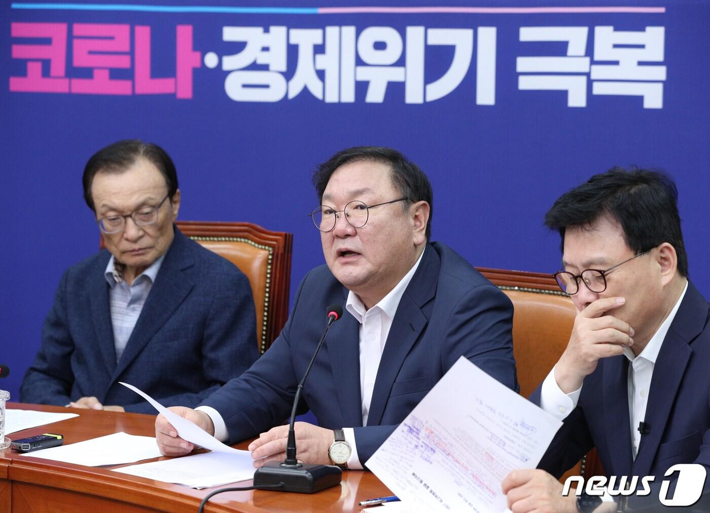 본문 이미지 - 김태년 더불어민주당 원내대표가 7일 오전 서울 여의도 국회에서 열린 최고위원회의에서 발언하고 있다. 2020.8.7/뉴스1 ⓒ News1 신웅수 기자