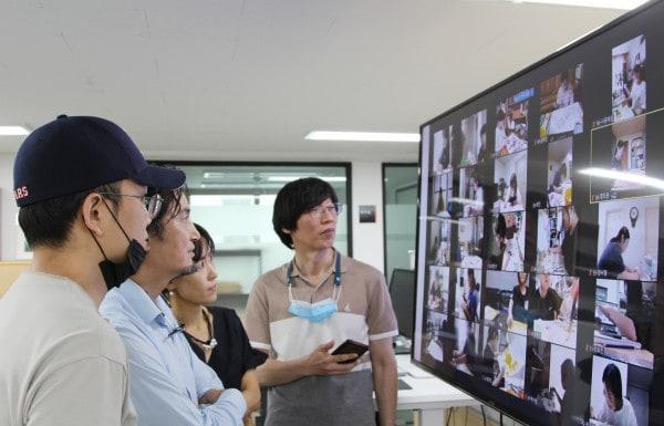 본문 이미지 - 청강문화산업대학교 교수진들이 실시간으로 실기대전 수험생들을 감독하고 있다. ⓒ 뉴스1