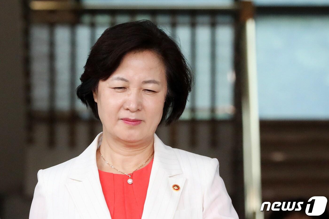 법무부가 검찰 고위 간부 인사내용을 발표한 7일 오전 추미애 법무부 장관이 경기도 정부과천청사 법무부를 나서고 있다. 2020.8.7/뉴스1 ⓒ News1 조태형 기자