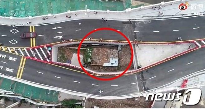 본문 이미지 - 뻥 뚫린 채 개통된 중국 광저우시의 한 도로. 출처-광주일보 갈무리ⓒ 뉴스1