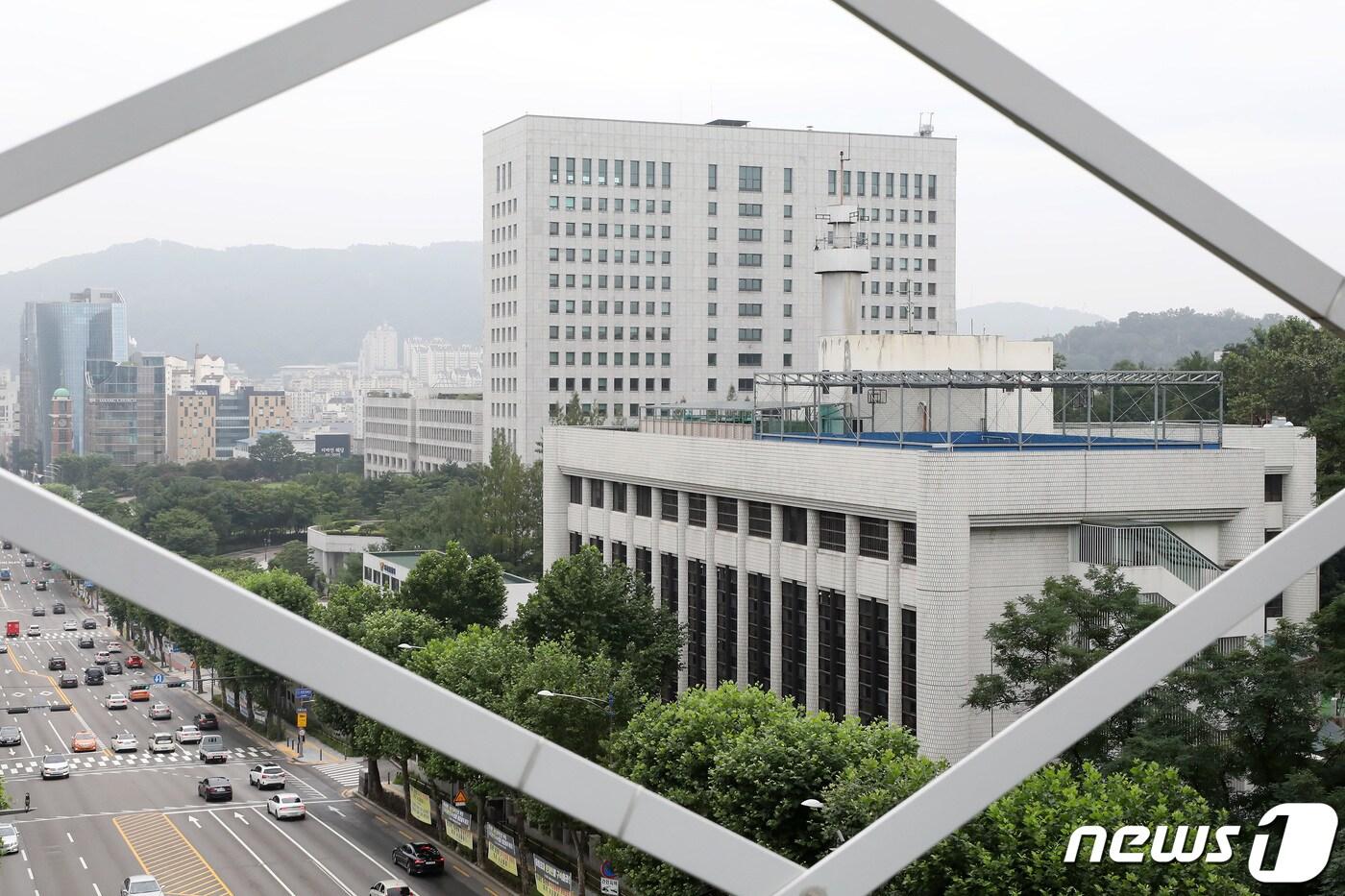 서울 서초구 누에다리에서 바라본 대검찰청&#40;왼쪽&#41;과, 서초경찰서의 전경. 2020.8.7/뉴스1 ⓒ News1 이동해 기자
