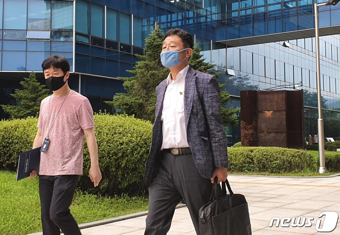 본문 이미지 - 허인회 녹색드림협동조합 전 이사장이 7일 오후 서울북부지방법원에서 변호사법 위반 혐의로 영장실질심사(구속전피의자심문)을 마친 후 법원을 나서고 있다.2020..8.7/뉴스1 ⓒ News1 김근욱 기자