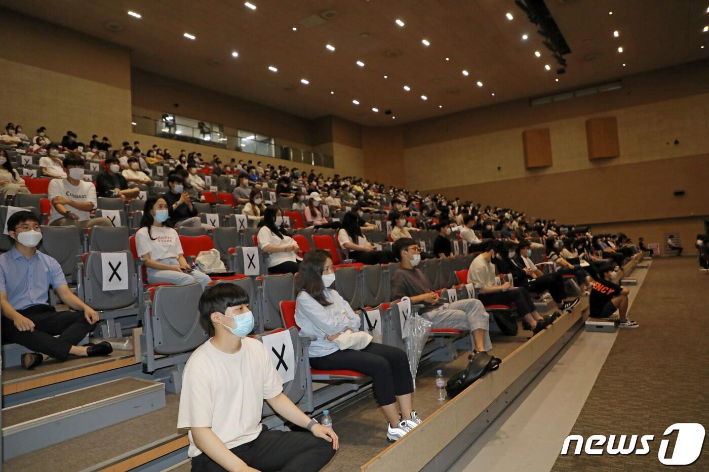 본문 이미지 - 대한전공의협의회가 총파업에 돌입한 7일 오후 광주 서구 치평동 김대중컨벤션센터 다목적홀에서 광주·전남 전공의 400여명이 의대 정원 확대와 공공 의료 확충에 반대하는 단체행동에 나서고 있다.2020.8.7 /뉴스1 ⓒ News1 허단비 기자
