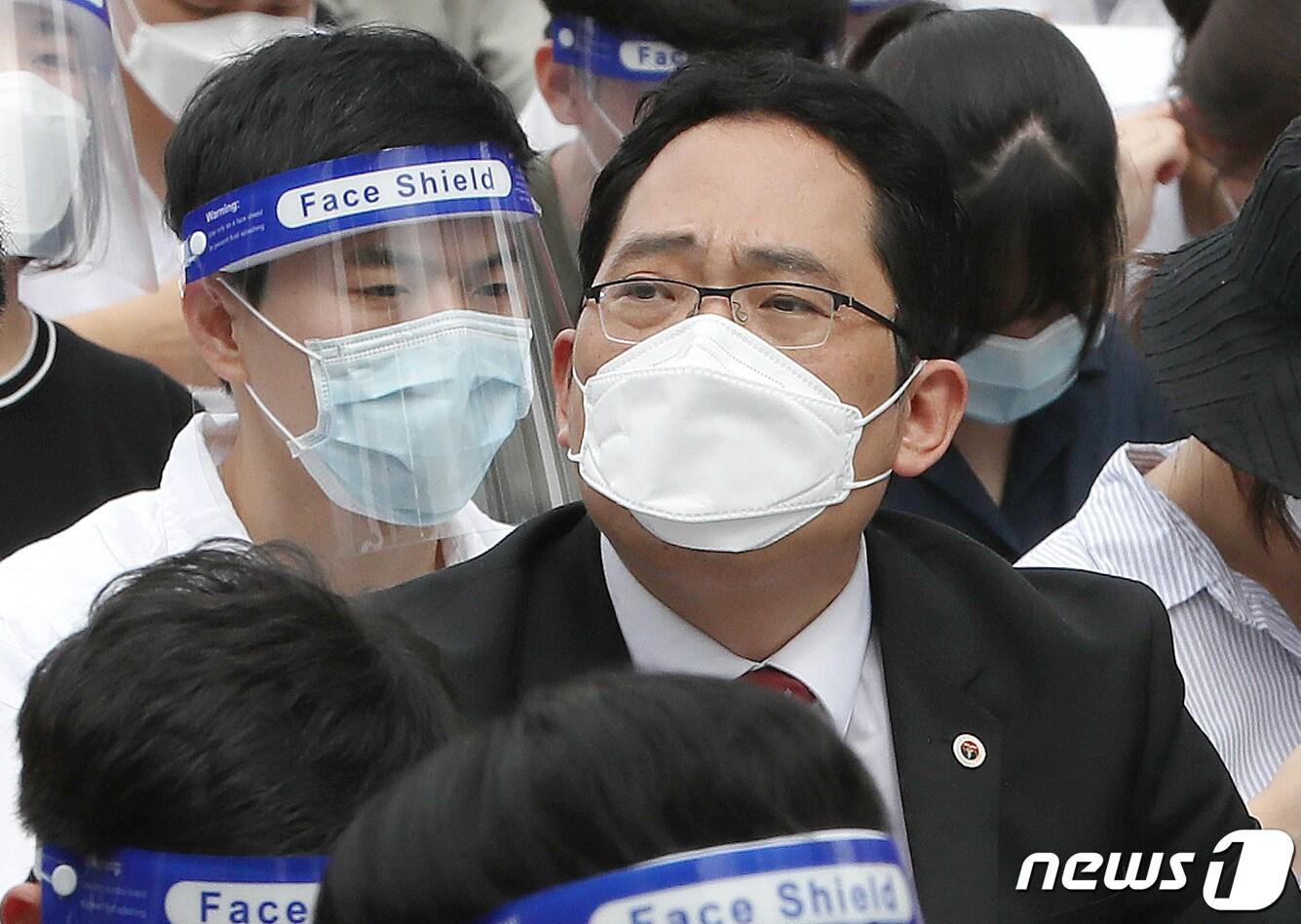 본문 이미지 - 최대집 대한의사협회장이 7일 서울 영등포구 여의대로에서 의과대학 정원 확대 방안에 반대하며 집단휴진에 들어간 전공의들의 단체행동 집회에 참석해 있다. 2020.8.7/뉴스1 ⓒ News1 구윤성 기자