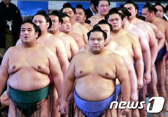 본문 이미지 - 일본 스모 선수들(기사 내용과는 무관함). ⓒ 로이터=뉴스1