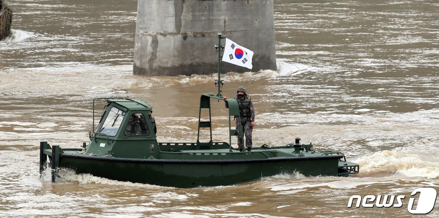 본문 이미지 - 의암댐 선박 전복 사고 발생 이틀째인 7일 군 장병들이 강원 춘천시 남산면 북한강변에서 실종자들을 수색하고 있다. 지난 6일 강원 춘천시 의암댐 인근에서 수초 섬을 고정 작업하던 민간 고무보트와 춘천시청 행정선(환경감시선), 경찰정 등 선박 3척이 전복돼 5명이 실종된 상황이다. 2020.8.7/뉴스1 ⓒ News1 김명섭 기자