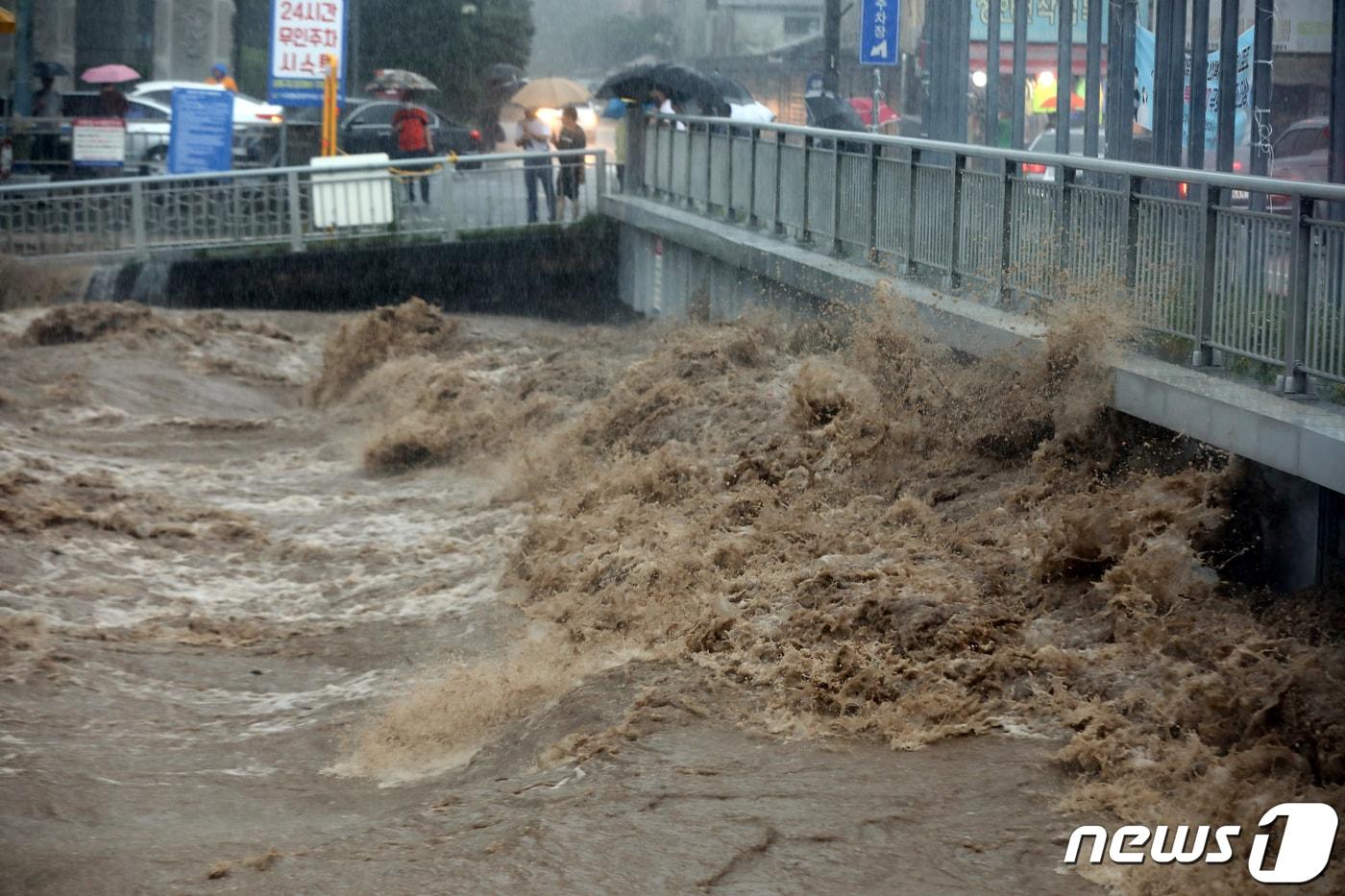 광주지역에 호우경보가 내려진 지난 8월 7일 오후 광주 서구 양동에서 광주천 물이 양동교로 범람하고 있다./뉴스1 DB ⓒ News1