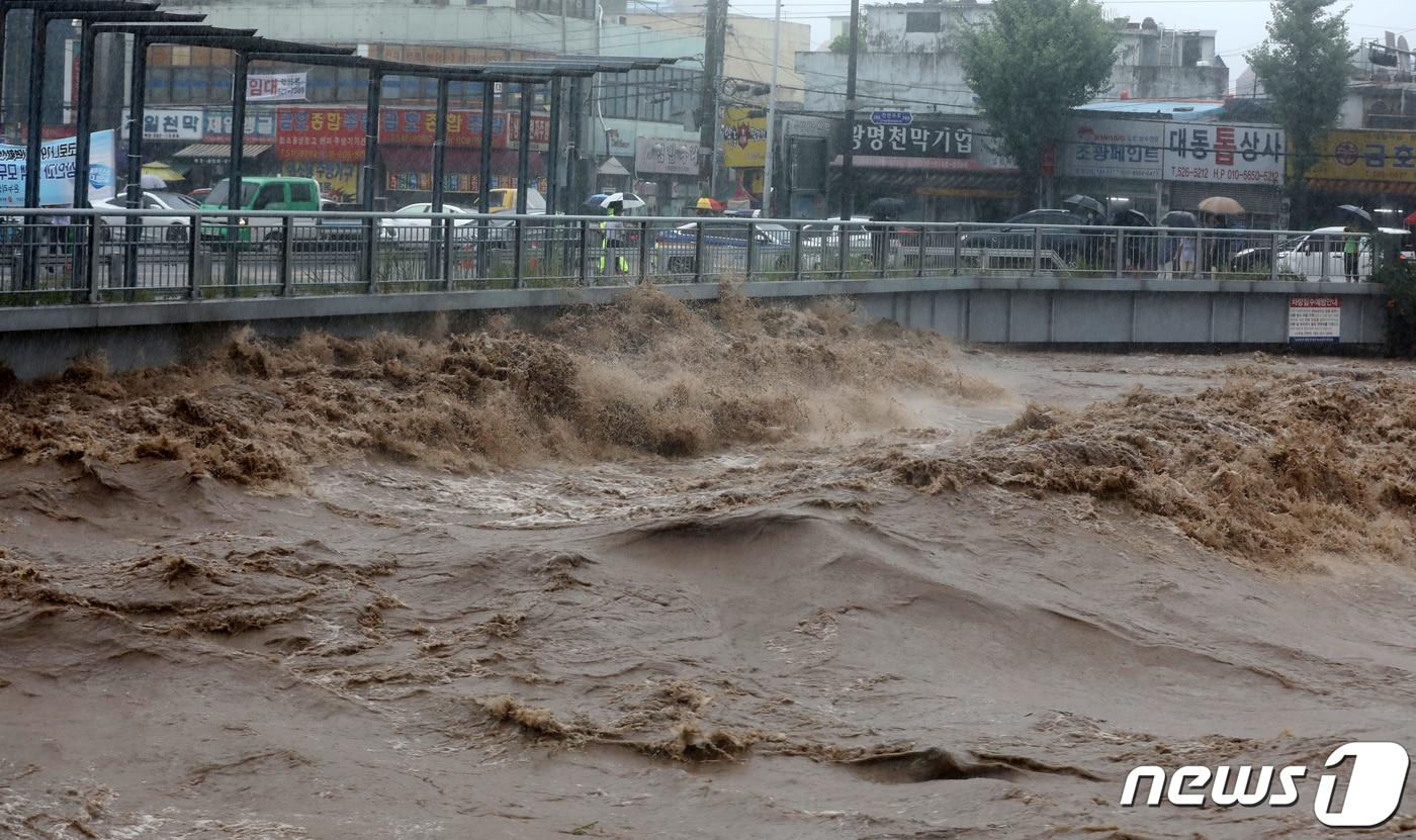 광주에 호우경보가 내린 가운데 서구 양동에서 광주천 물이 양동교로 범람하고 있다. 2020.8.7/뉴스1 ⓒ News1 