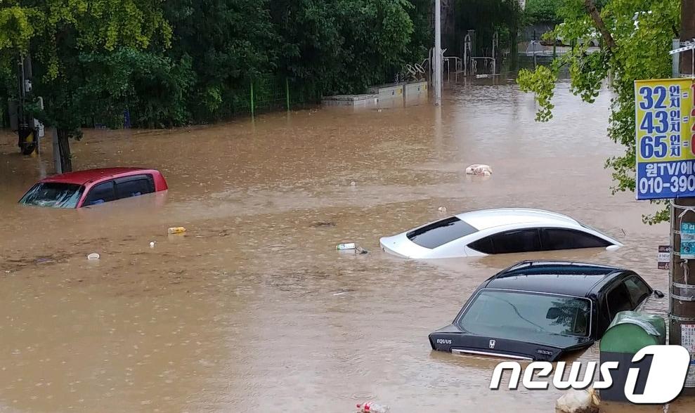 본문 이미지 - 지난 2020년 전남광주 북구 문흥동의 한 도로가 침수돼 차량들이 물에 잠긴 모습. 뉴스1 DB