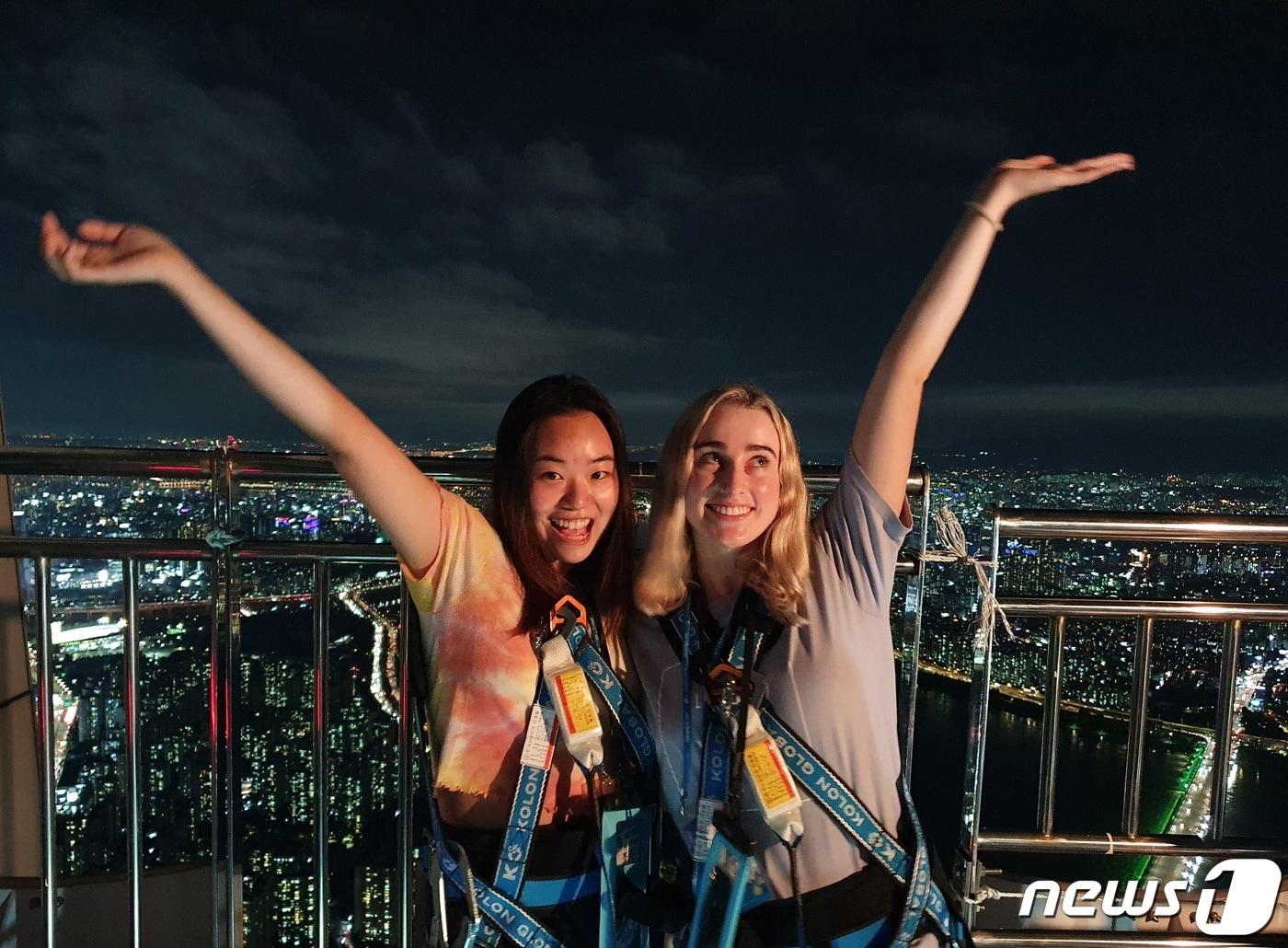 본문 이미지 - 7일 서울 잠실 롯데월드타워 123층 534m 높이 루프탑 전망대 앞에서 크리에이터 조민근씨(왼쪽)가 기념 촬영을 하고 있다.2020.8.7/뉴스1ⓒ 뉴스1 최동현 기자