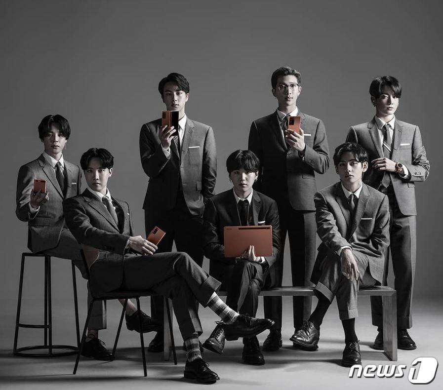 본문 이미지 - 명품 패션 브랜드 '톰브라운' 의상을 입은 방탄소년단(BTS)이 갤럭시노트 20시리즈 등 기기와 함께 촬영한 사진이 지난 5일 공개됐다. (삼성 모바일 인스타그램 화면 갈무리)ⓒ 뉴스1