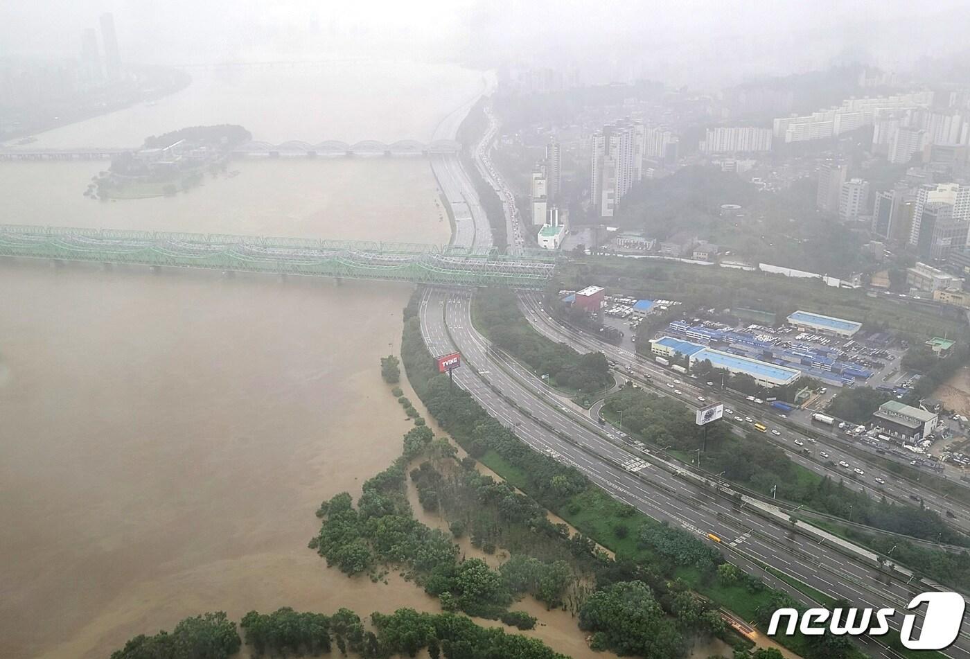 집중호우로 팔당댐 방류량이 늘어 9일 올림픽대로 동작대교∼염창IC가 통제되면서 노들길(오른쪽)이 우회차량들로 정체를 보이고 있다. 서울시는 이날 오후 1시부로 올림픽대로 여의교 주변 본선인 동작대교∼염창IC 구간을 양방향 통제했다. 2020.8.9/뉴스1 ⓒ News1 이성철 기자