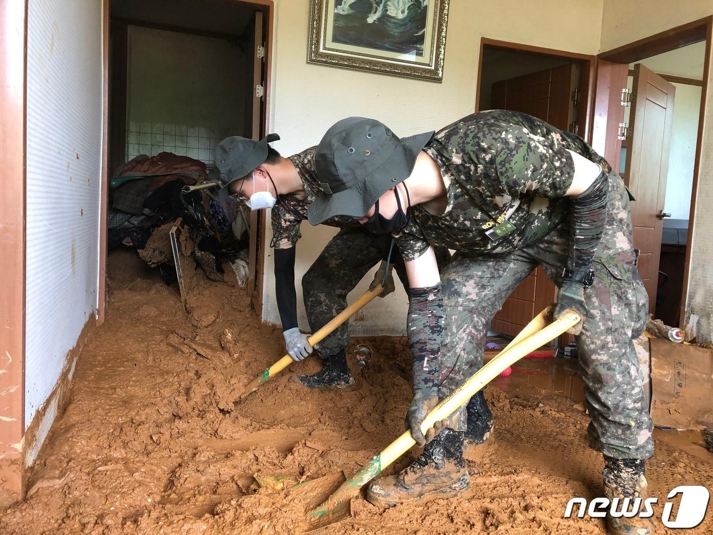 본문 이미지 - 9일 오전 31사단 장병들이 많은 비로 인해 피해를 입은 광주 광산구 두정동에서 무너진 주택의 주변을 정리하고 집 내부로 들이친 토사를 제거하는 등 피해 복구작업을 벌이고 있다. 2020.8.9/뉴스1