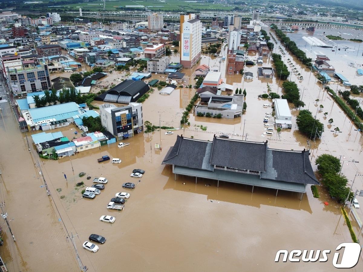 본문 이미지 - 7일과 8일 전남 구례군에 380㎜의 집중호우가 내리며 섬진강·서시천이 범람, 구례읍 지역이 침수되고 막대한 피해가 발생했다.(구례군 제공)2020.8.9/뉴스1 ⓒ News1
