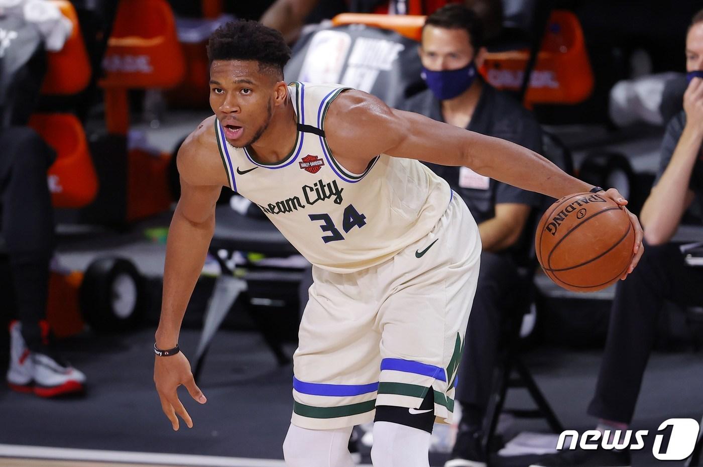 본문 이미지 - 2시즌 연속 미국프로농구(NBA) 최우수선수(MVP)에 도전하는 야니스 아데토쿤보(밀워키) ⓒ AFP=뉴스1