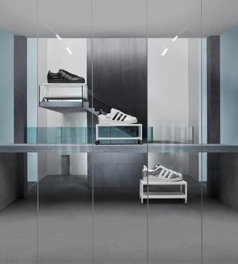 본문 이미지 - 아디다스X프라다 '슈퍼스타 스티커즈' 콜라보 한정판ⓒ 뉴스1(아디다스 제공)