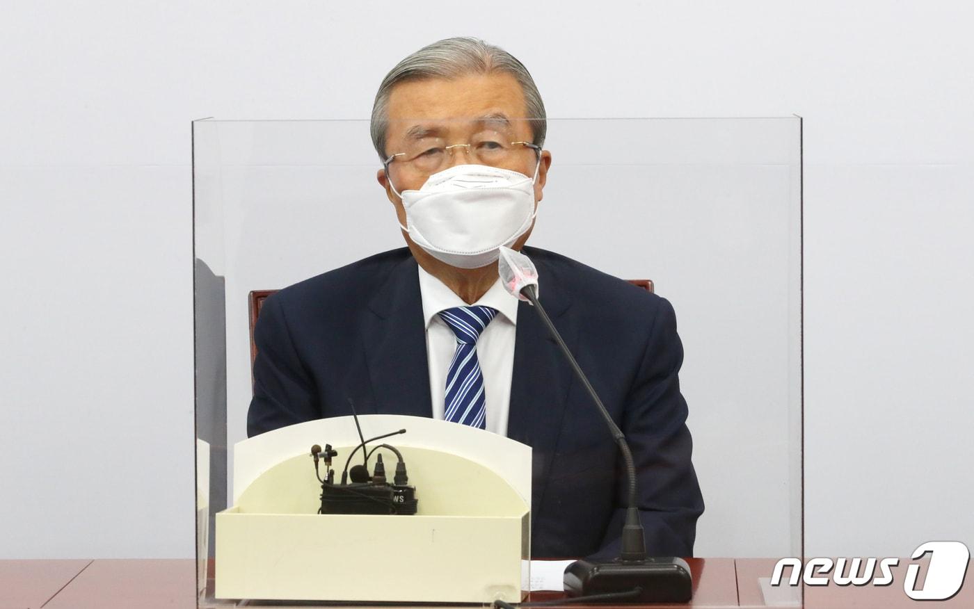 본문 이미지 - 김종인 미래통합당 비상대책위원장이 1일 오전 서울 여의도 국회에서 열린 유튜브 의원총회에 참석해 발언하고 있다. 2020.9.1/뉴스1 ⓒ News1 박세연 기자