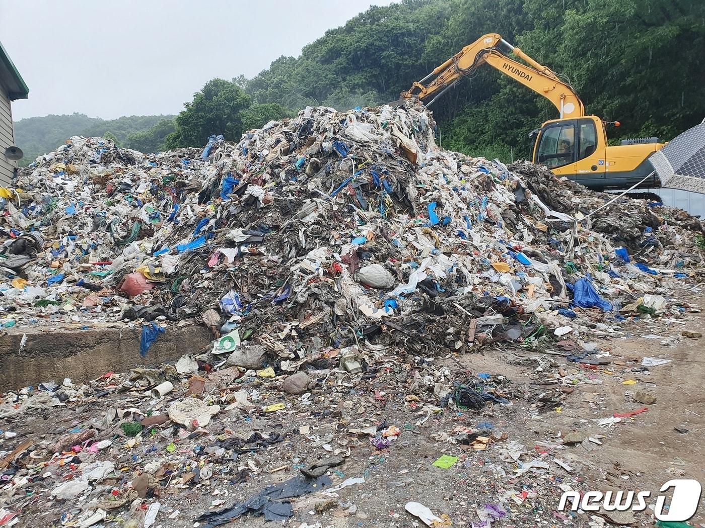 본문 이미지 - 1일 충북 충주시가 앙성면에 쓰레기를 몰래 버리려던 일당을 지역 주민이 적발했다고 밝혔다. 앙성면 본평리에 버려진 쓰레기를 치우는 모습. (충주시 제공)2020.9.1/ⓒ 뉴스1