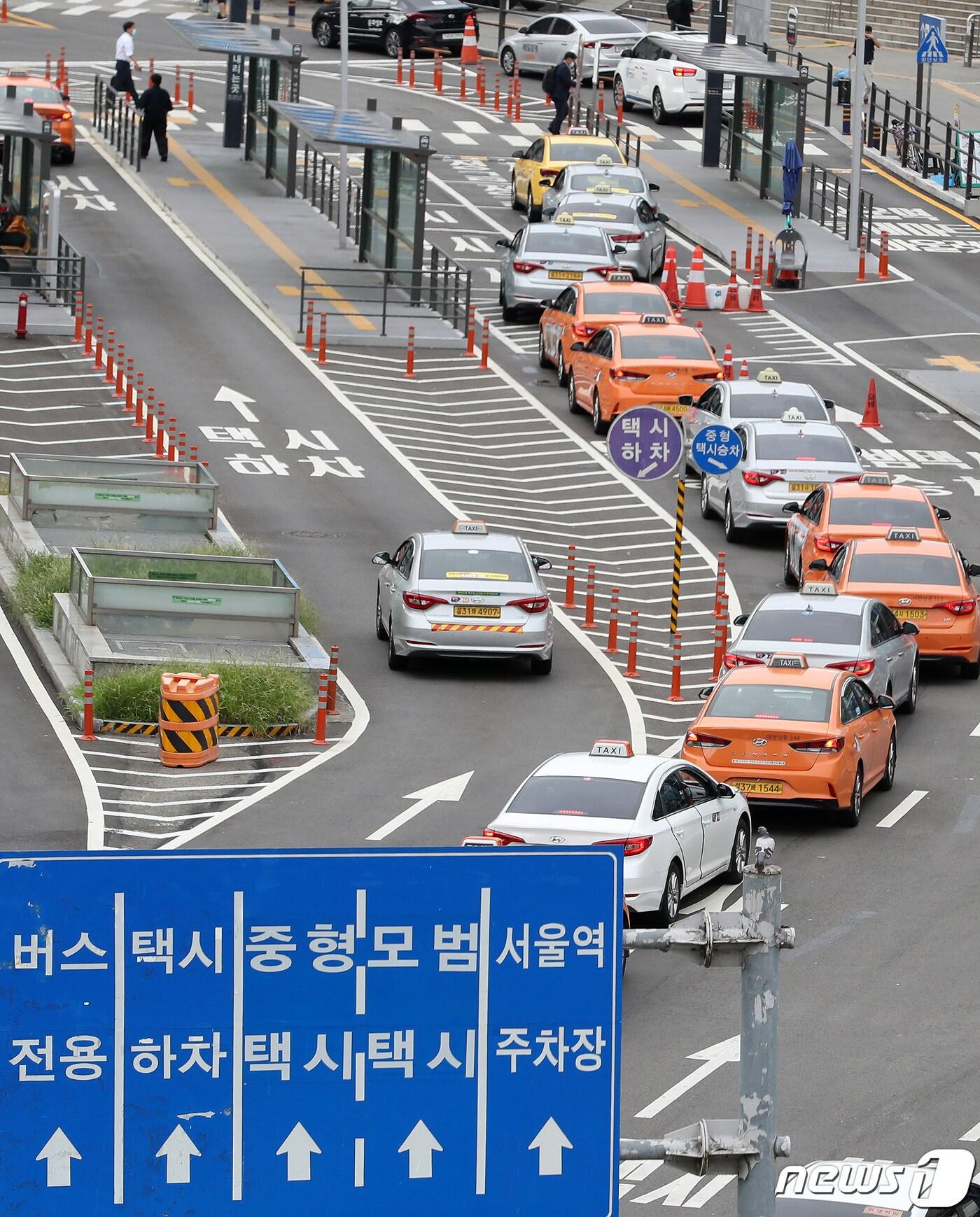 본문 이미지 - 1일 오전 서울역 앞에서 빈 택시들이 줄지어 손님을 기다리고 있다. 정부는 사회적 거리두기 2.5단계 시행으로 어려움을 겪고 있는 택시와 버스업계를 지원하기 위해 이날부터 차량 운행 연한(차령)을 현행보다 1년 더 연장하기로 했다. 2020.9.1/뉴스1 ⓒ News1 이동해 기자