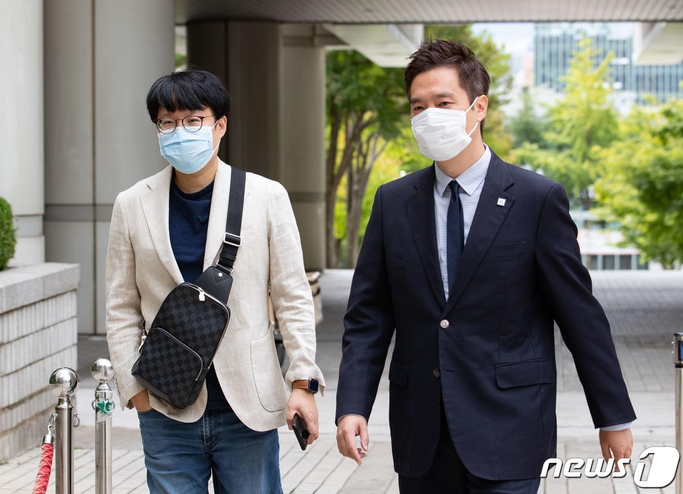 본문 이미지 - '故백남기 유족 명예훼손' 혐의로 기소된 김세의(오른쪽) 가로세로연구소 대표와 만화가 윤서인 씨가 1일 오전 서울 서초구 서울중앙지방법원에서 열린 항소심 선고기일에 출석하고 있다. 2020.9.1/뉴스1 ⓒ News1 이재명 기자