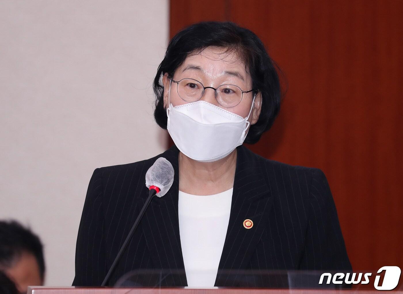 본문 이미지 - 이정옥 여성가족부 장관이 1일 오전 서울 여의도 국회에서 열린 여성가족위원회 전체회의에서 업무보고를 하고 있다. 2020.9.1/뉴스1 ⓒ News1 신웅수 기자