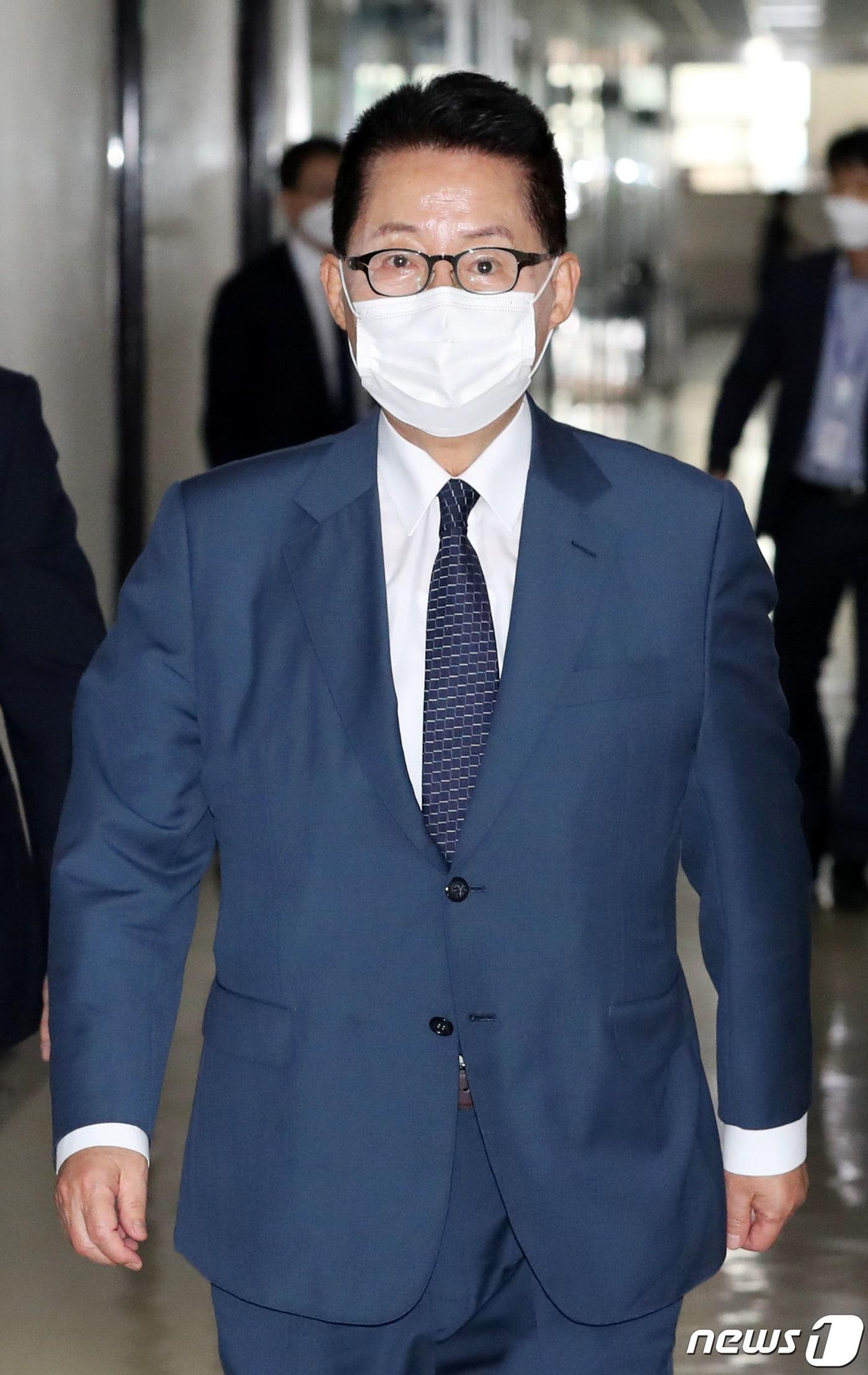 본문 이미지 - 박지원 국가정보원장이 1일 오후 서울 여의도 국회에서 열린 정보위원회 전체회의에 출석하고 있다. 2020.9.1/뉴스1 ⓒ News1 성동훈 기자