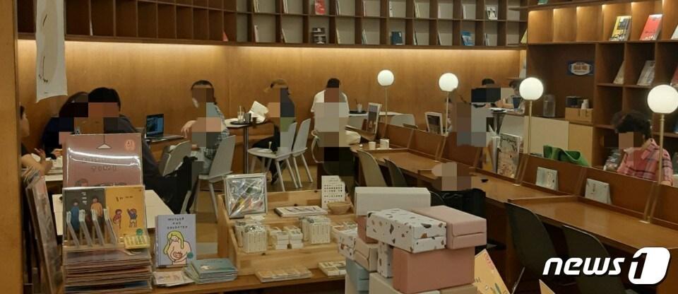본문 이미지 - 경기 수원지역 내 '서점형 카페'에 시민들이 좌석에 앉아 대화를 나누거나 공부를 하고 있다.2020.9.1/뉴스1 ⓒ 뉴스1 유재규 기자
