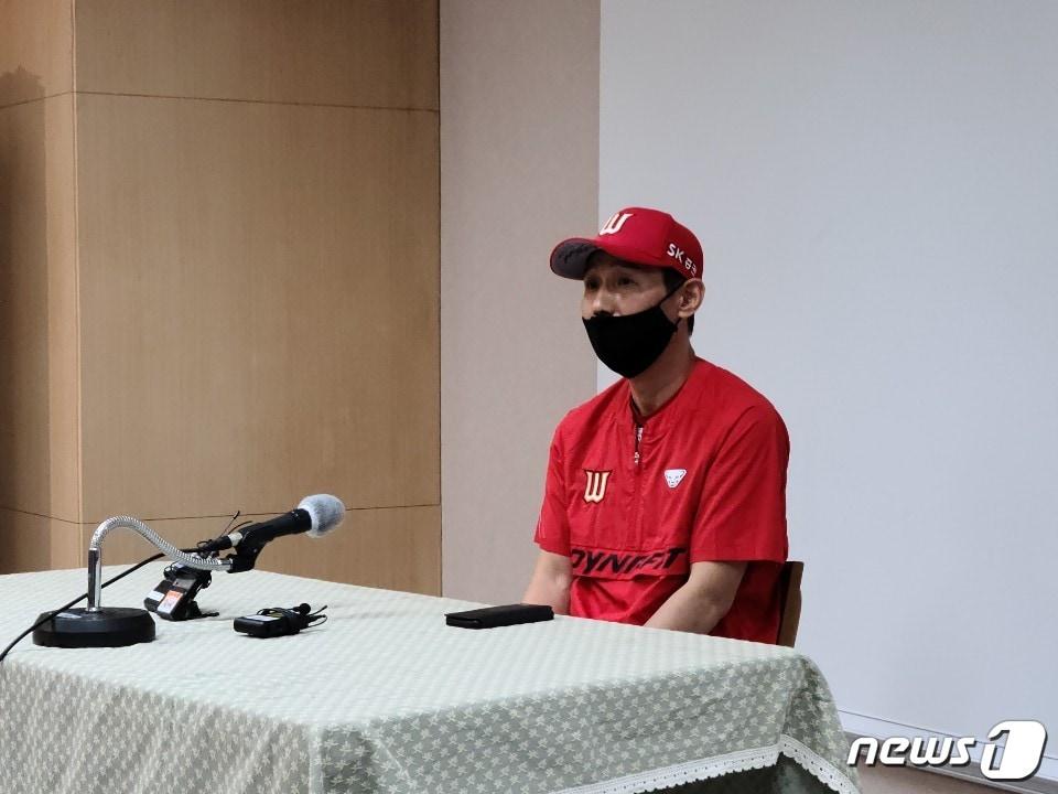 본문 이미지 - 염경엽 SK 와이번스 감독이 1일 인천 LG전에 앞서 취재진과 이야기를 하고 있다. ⓒ 뉴스1