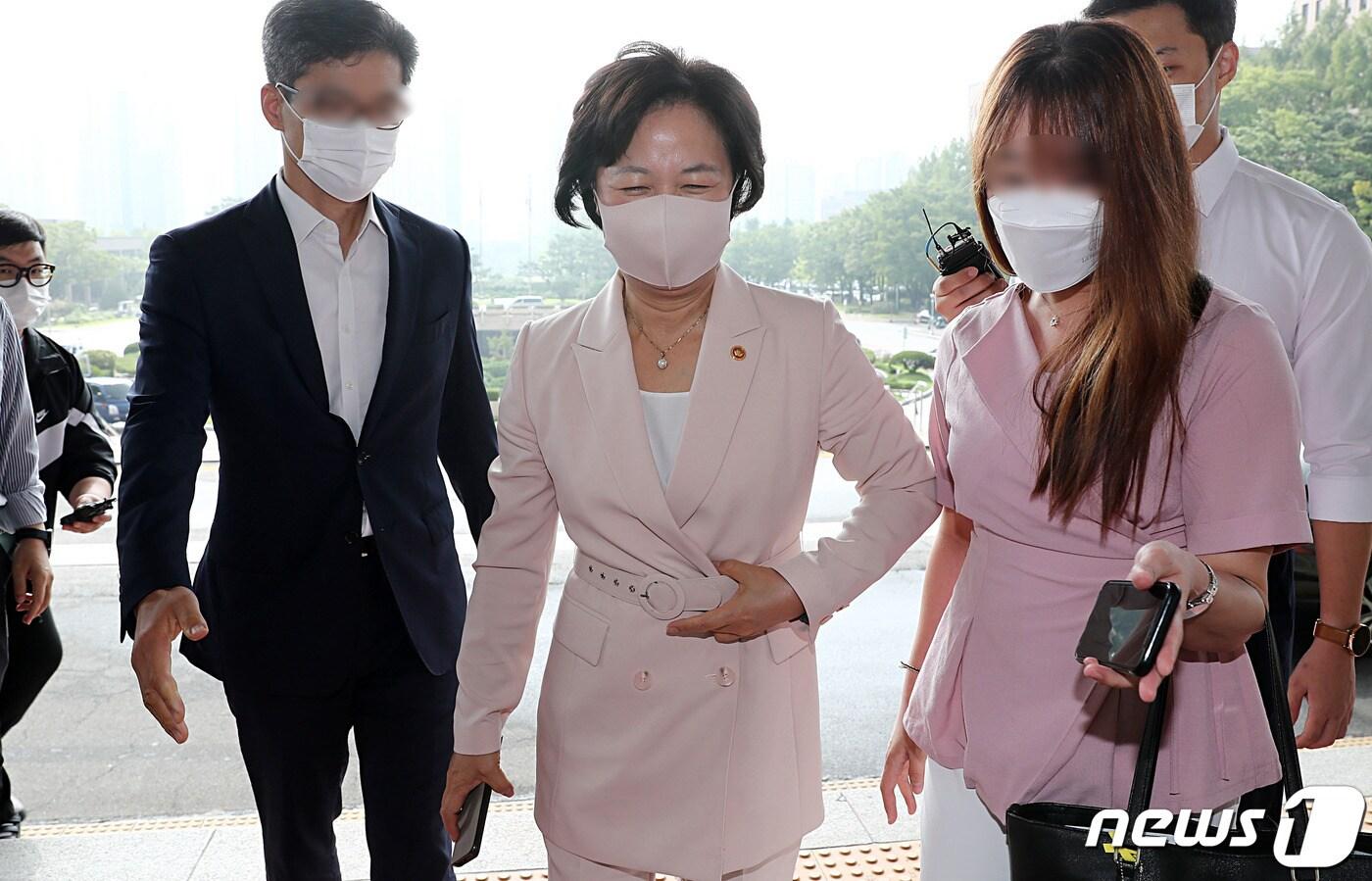 추미애 법무부 장관이 10일 오전 정부과천청사로 출근하고 있다. 2020.9.10/뉴스1 ⓒ News1 안은나 기자