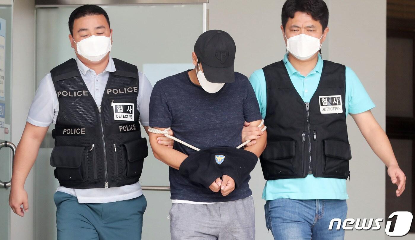 9월10일 오후 여성 BJ를 후원하다 돈을 탕진해 30대 여성을 강도살해한 A씨(29)가 제주동부경찰서에서 검찰로 송치되고 있다.2020.9.10 /뉴스1 ⓒ News1 오현지 기자