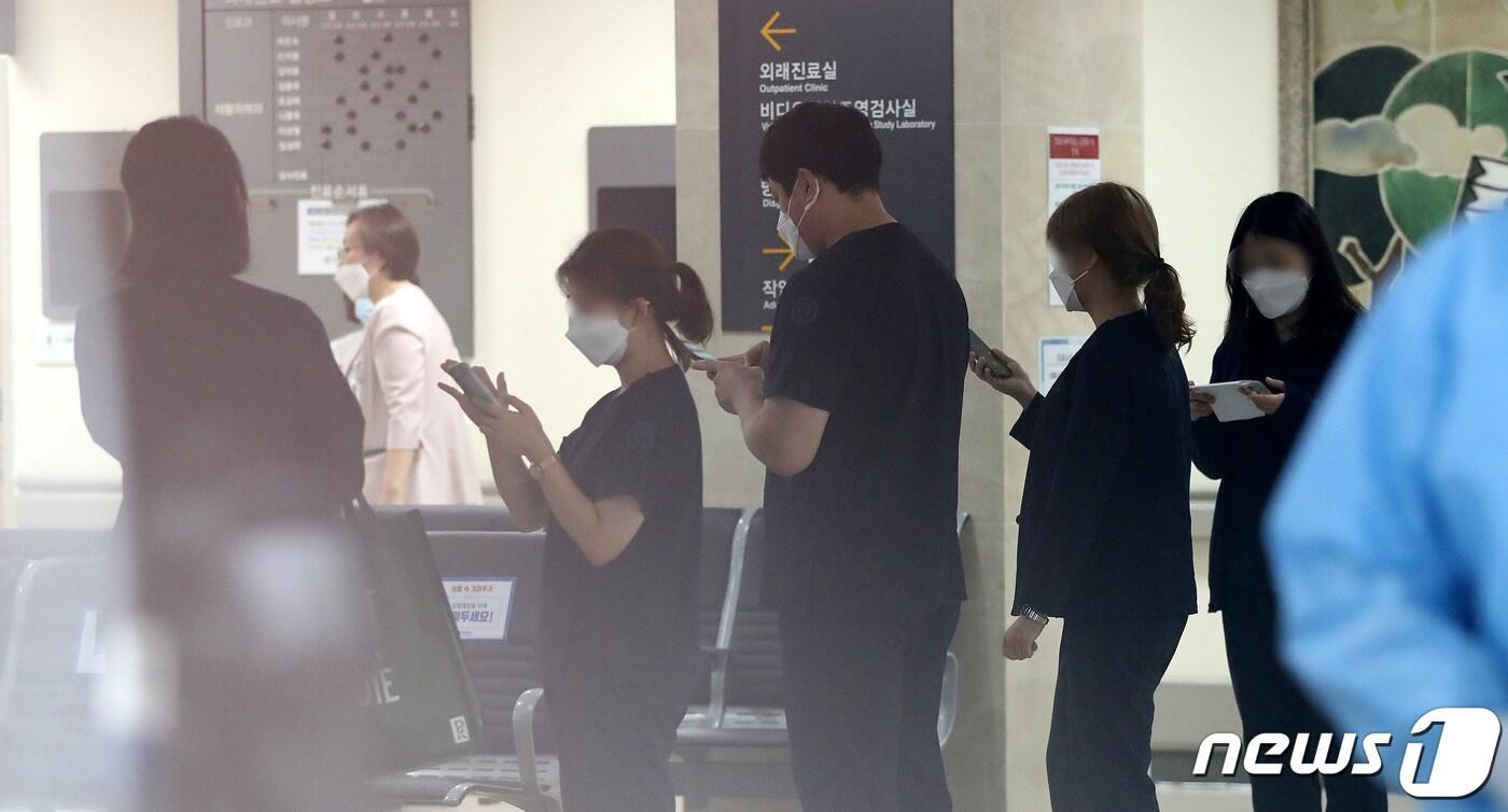 본문 이미지 - 10일 신종 코로나바이러스 감염증(코로나19) 집단감염이 발생한 서울 서대문구 연세대 신촌세브란스 재활병원에서 병원종사자들이 코로나19 검사를 받기위해 대기하고 있다. /뉴스1 ⓒ News1 박지혜 기자