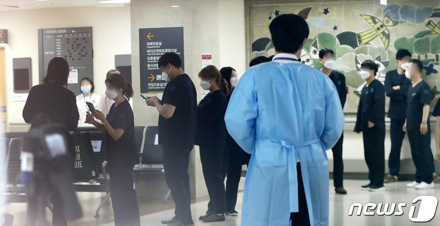 10일 신종 코로나바이러스 감염증(코로나19) 집단감염이 발생한 서울 서대문구 연세대 신촌세브란스 재활병원에서 병원종사자들이 코로나19 검사를 받기위해 대기하고 있다. 2020.9.10/뉴스1 ⓒ News1 박지혜 기자