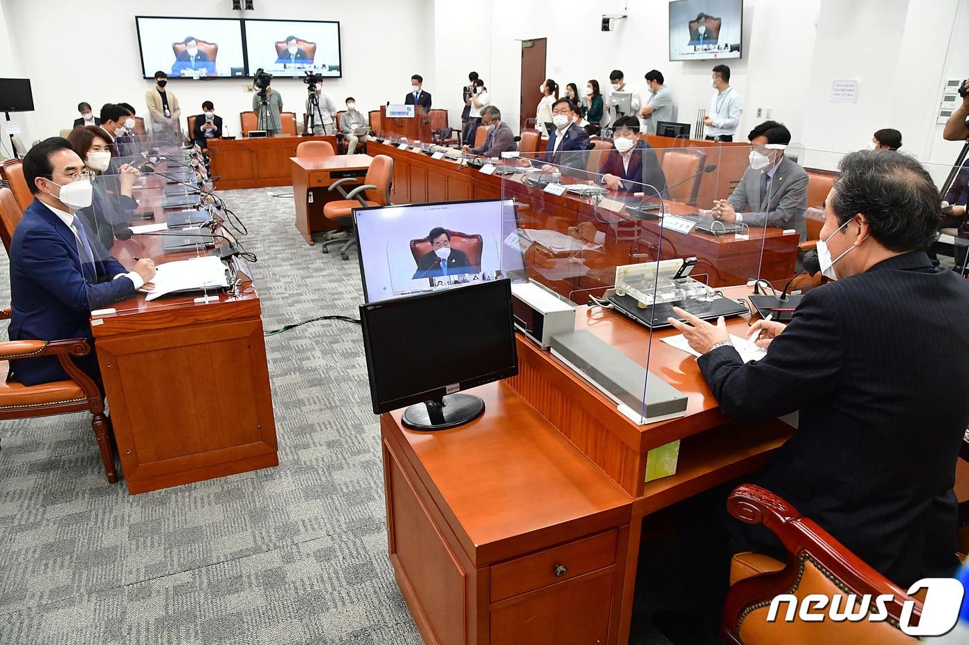 본문 이미지 - 더불어민주당 의원들의 온택트 의원총회 모습. 2020.9.10/뉴스1 ⓒ News1 신웅수 기자
