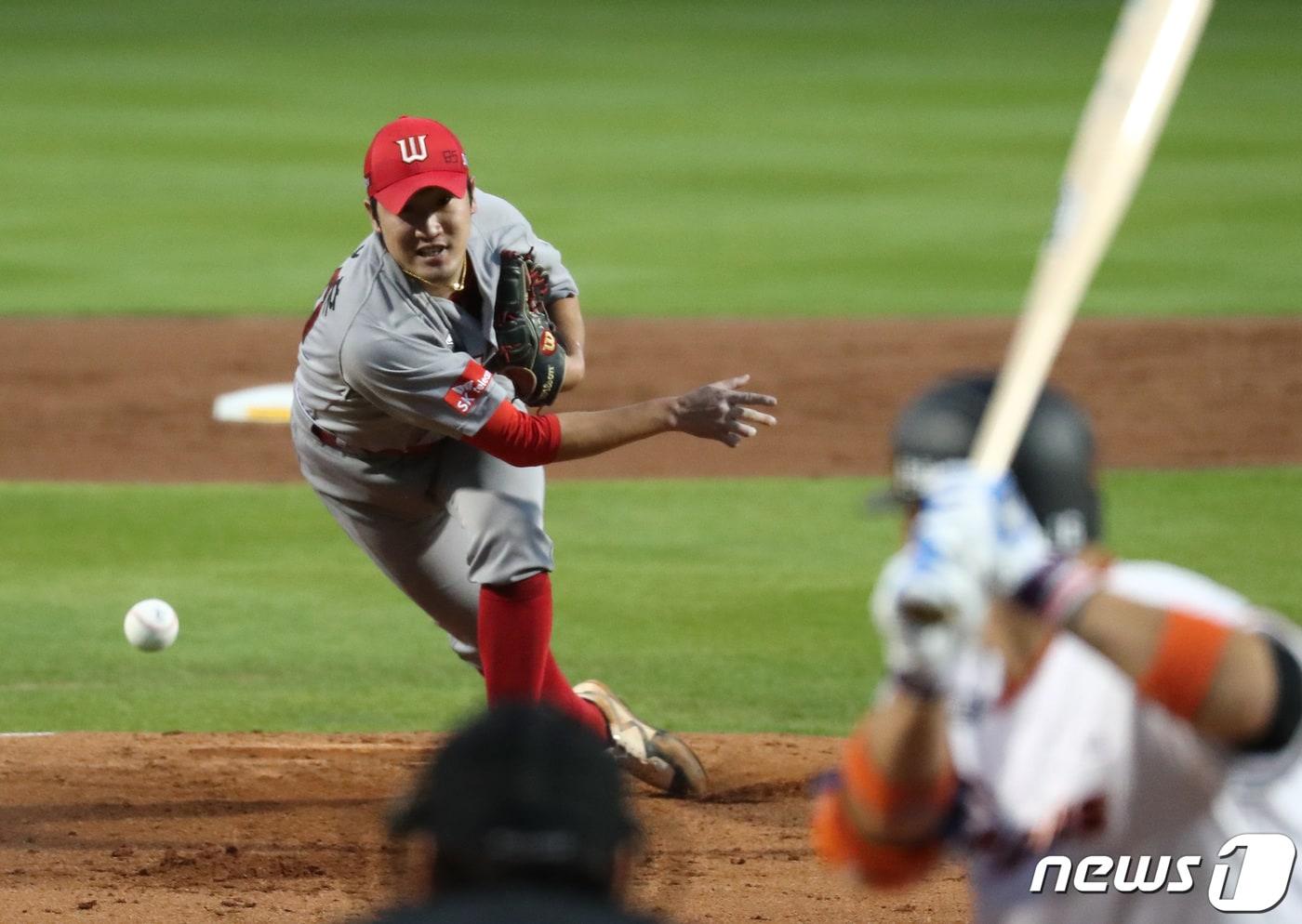 본문 이미지 - 10일 오후 대전 중구 한화생명 이글스파크에서 열린 '2020 프로야구 신한은행 SOL KBO리그' SK 와이번스와 한화 이글스 경기에서 SK 선발투수 박종훈이 역투하고 있다. 2020.9.10/뉴스1 ⓒ News1 김기태 기자