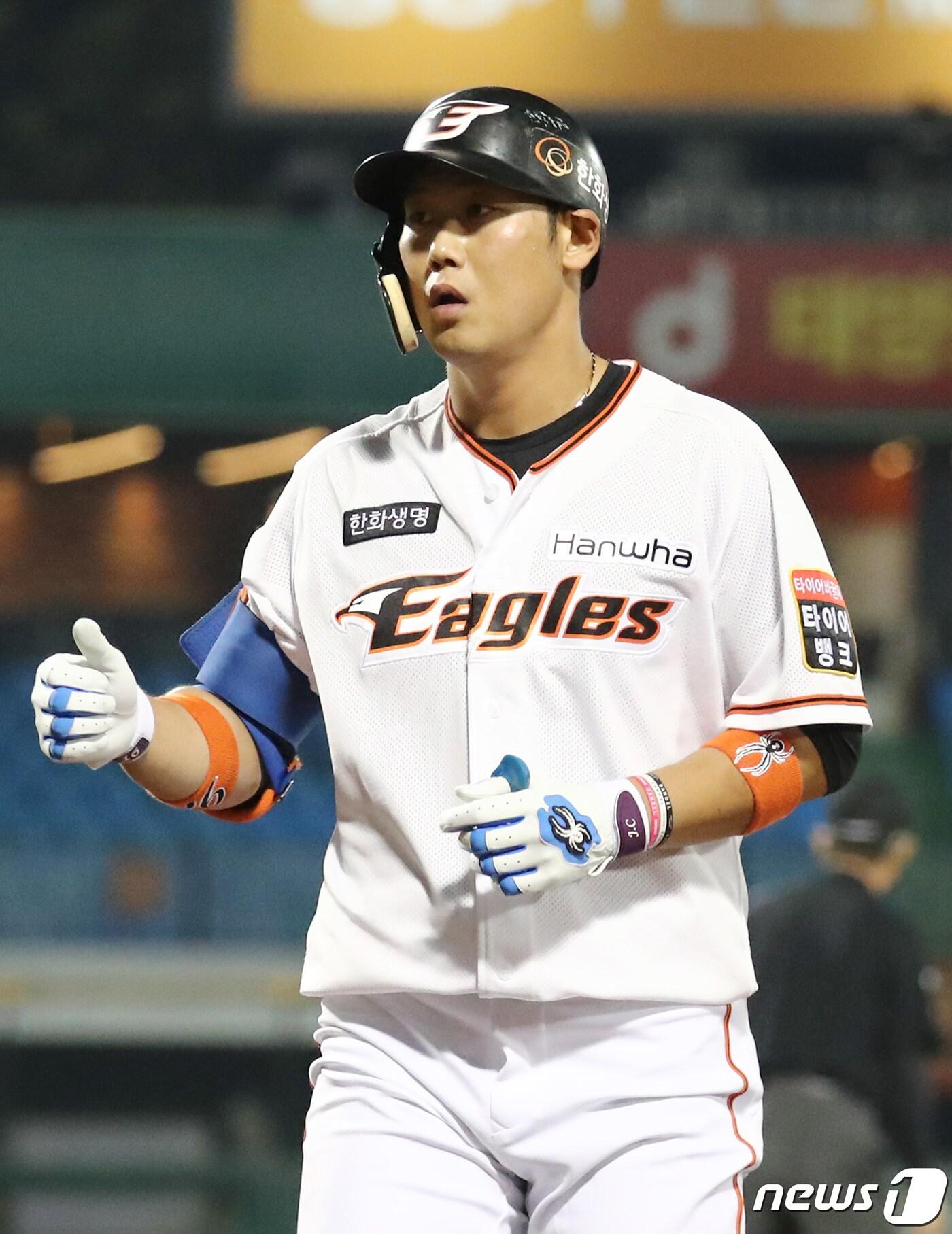 본문 이미지 - 10일 오후 대전 중구 한화생명 이글스파크에서 열린 '2020 프로야구 신한은행 SOL KBO리그' SK 와이번스와 한화 이글스 경기에서 3회말 2사 1, 2루 상황, 한화 하주석이 1타점 중전안타를 치고 엄지를 보이고 있다. 2020.9.10/뉴스1 ⓒ News1 김기태 기자