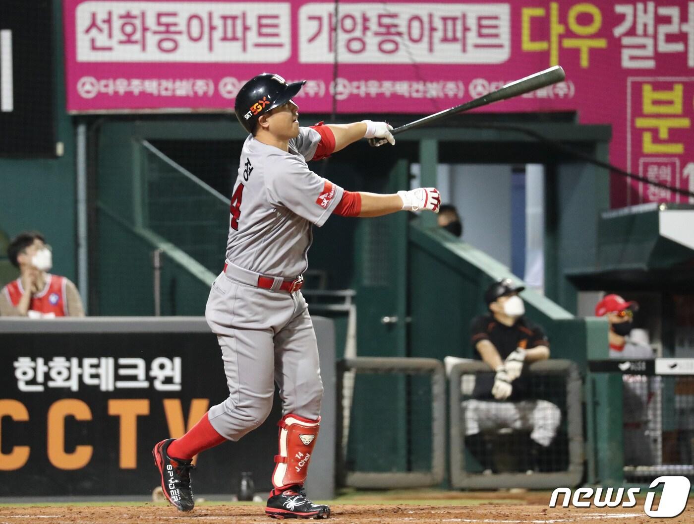 본문 이미지 - 10일 오후 대전 중구 한화생명 이글스파크에서 열린 '2020 프로야구 신한은행 SOL KBO리그' SK 와이번스와 한화 이글스 경기에서 5회초 2사 1, 3루 상황 SK 최정이 3점 홈런을 치고 있다. 2020.9.10/뉴스1 ⓒ News1 김기태 기자