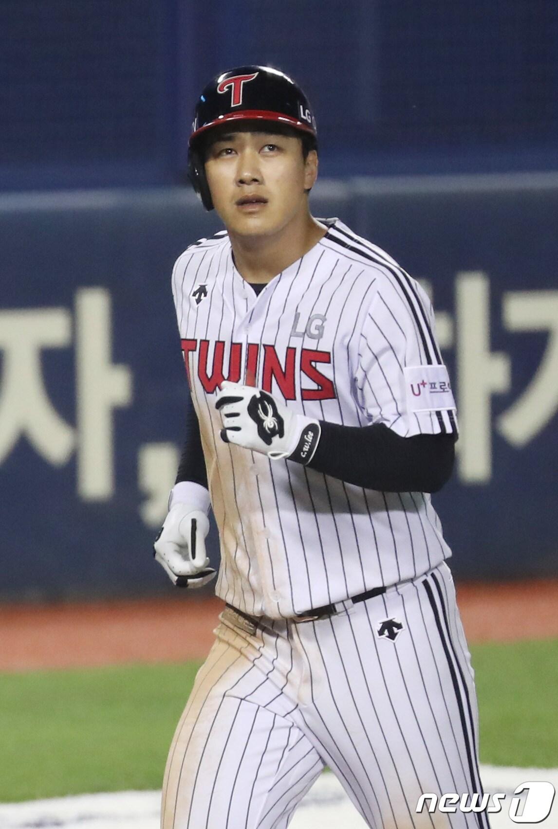 본문 이미지 - 10일 서울 잠실야구장에서 열린 '2020 프로야구 신한은행 SOL KBO리그' 키움 히어로즈와 LG 트윈스의 경기에서 7회말 2사 1,2루상황 LG 이천웅이 3점 홈런을 친 뒤 홈으로 향하고 있다. 2020.9.10/뉴스1 ⓒ News1 박지혜 기자