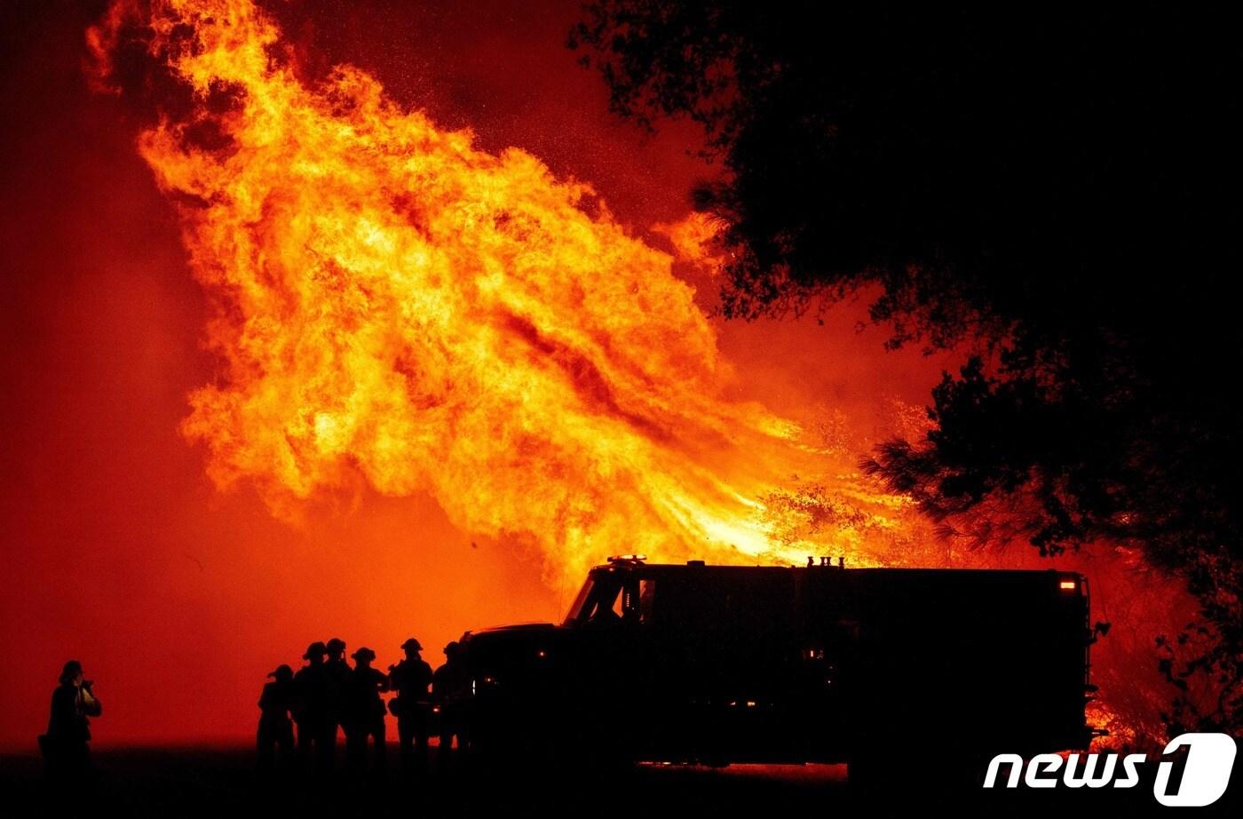 본문 이미지 - 지난 9일 소방대원들이 캘리포니아주 오로빌에서 산불과 싸우고 있다. ⓒ AFP=뉴스1