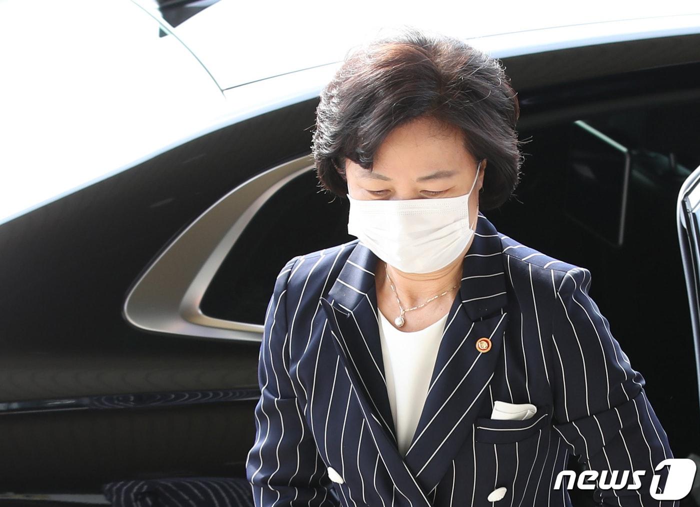 본문 이미지 - 추미애 법무부 장관이 11일 오전 경기도 정부과천청사 법무부로 출근하고 있다. 2020.9.11/뉴스1 ⓒ News1 이성철 기자