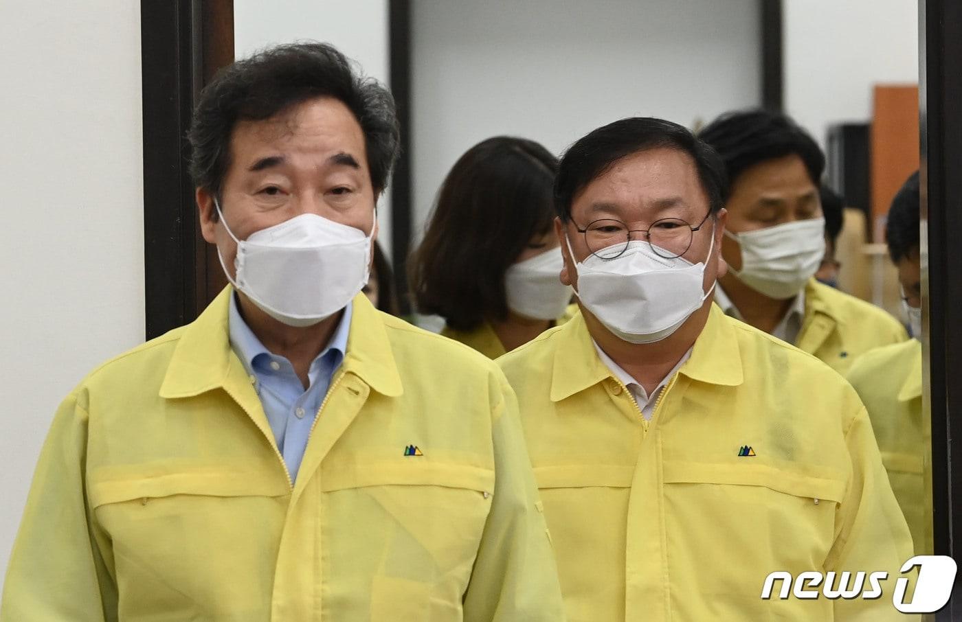 이낙연 더불어민주당 대표와 김태년 원내대표가 11일 오전 서울 여의도 국회에서 열린 최고위원회의에 참석하고 있다. 2020.9.11/뉴스1 ⓒ News1 신웅수 기자